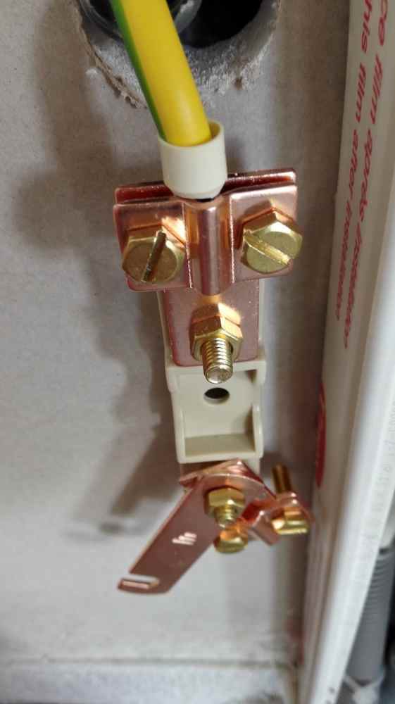 hubungkan kabel ke instalasi grounding