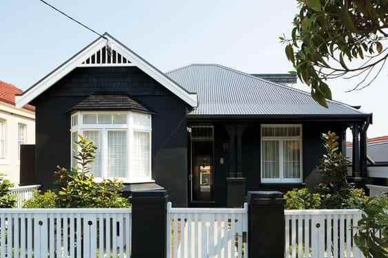 Rumah Minimalis Hitam Putih ala Victorian