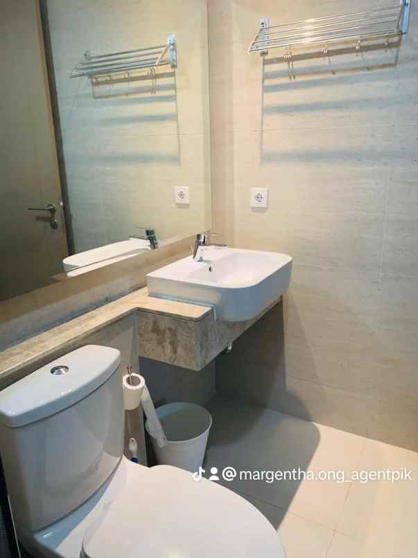 apartemen gold coast pik lantai middle full furnish