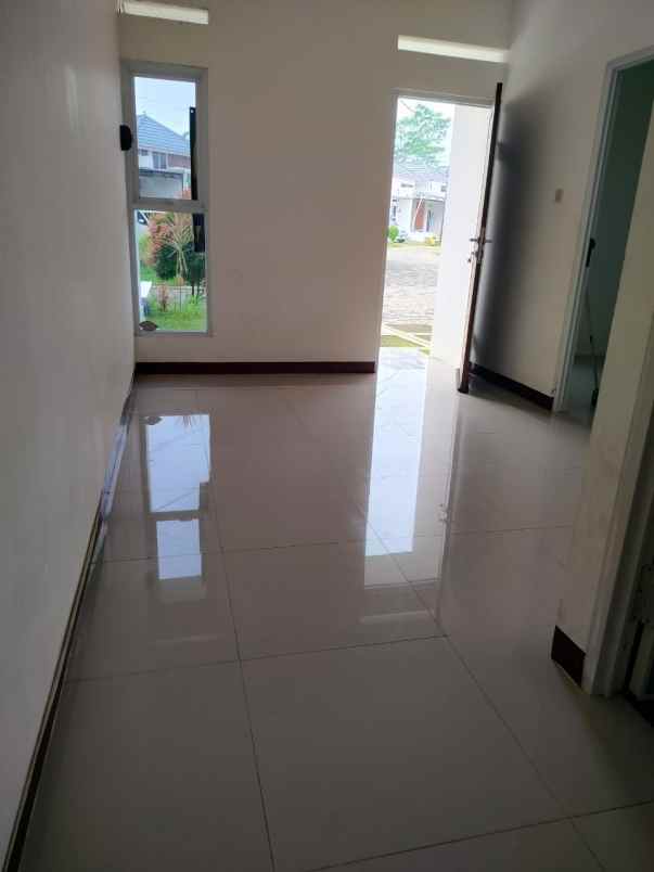 dijaul rumah 450jt di komplek graha yudistira kendal