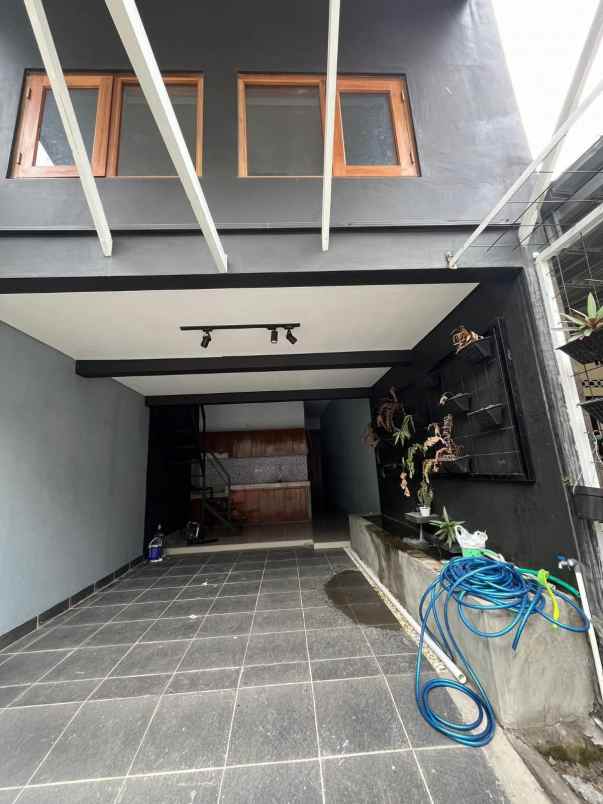 dijual rumah 1 km kampus upn