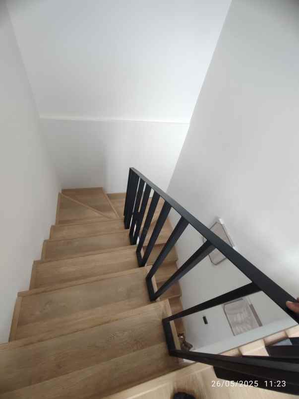 dijual rumah 2 lantai limo depok