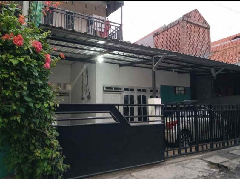 dijual rumah 2 lt pucang sewu kamar banyak ada 8
