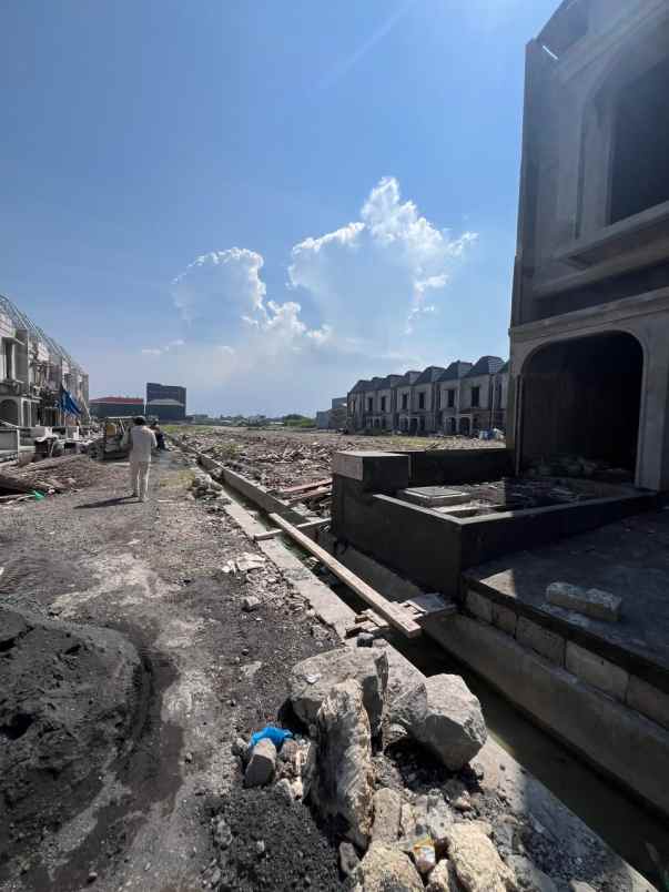 dijual rumah alana palace regency