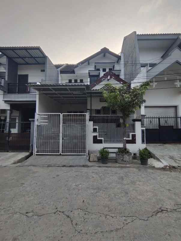 dijual rumah babatan pantai