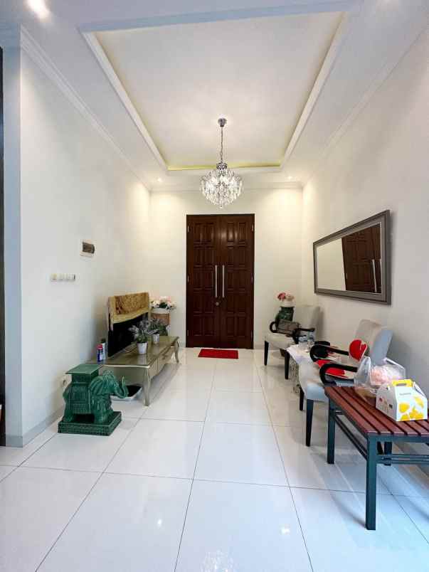 dijual rumah bambu apus cipayung