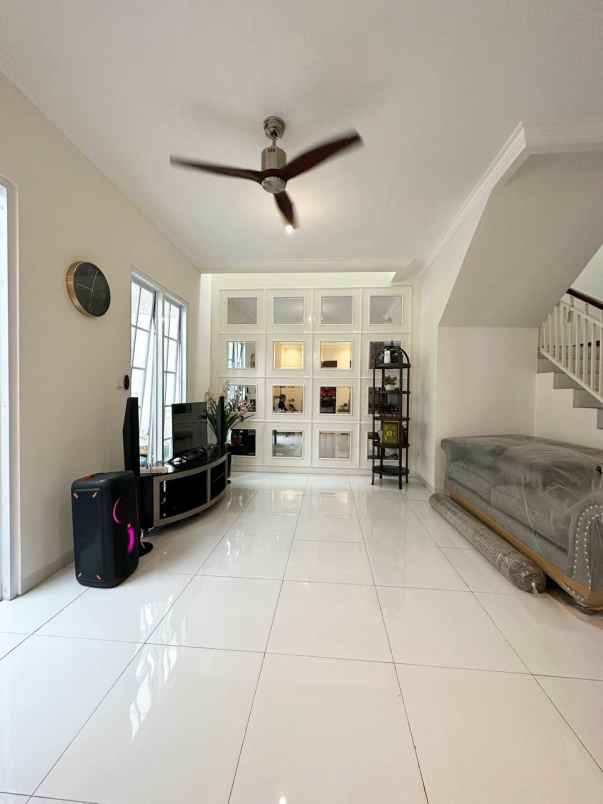 dijual rumah bambu apus cipayung