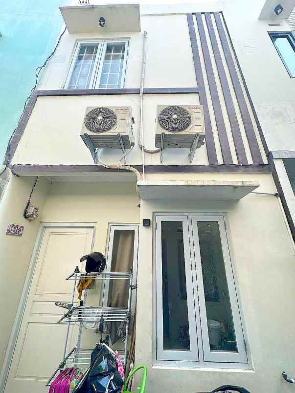 dijual rumah baru 3 lantai di johar baru jakarta pusat