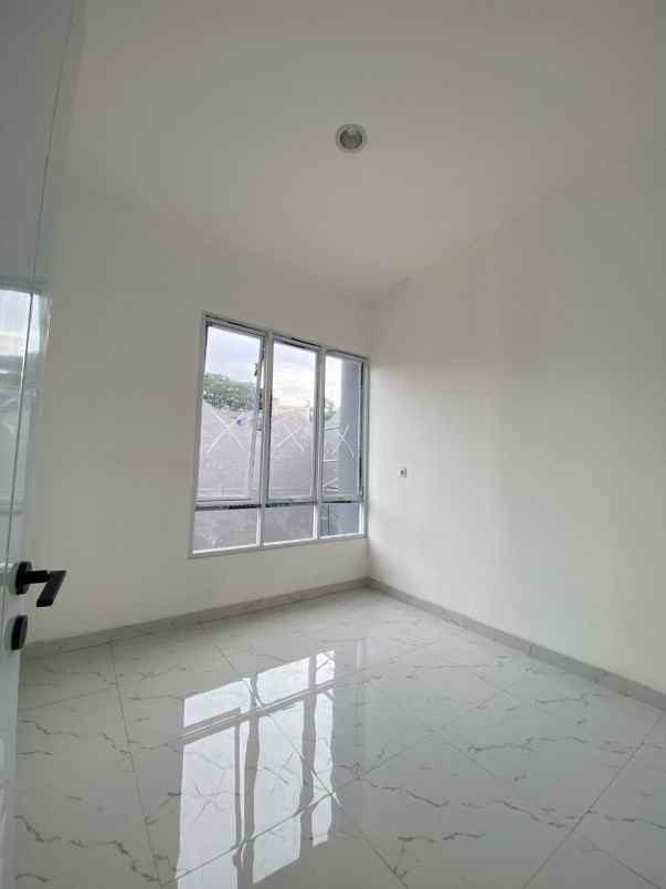 dijual rumah ciracas