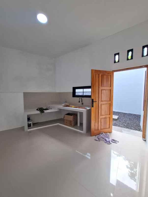 dijual rumah dekat jalan tajem