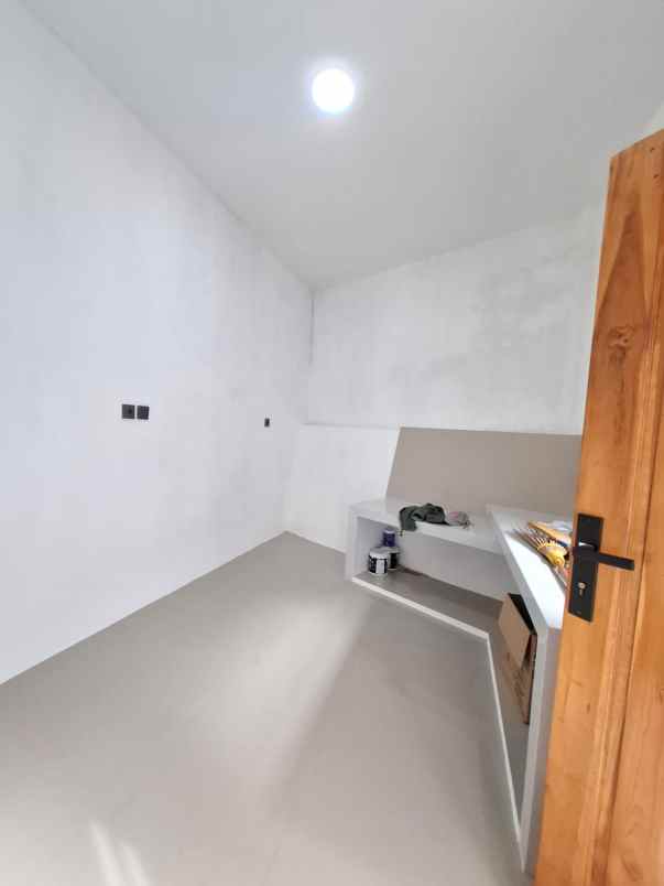 dijual rumah dekat jalan tajem