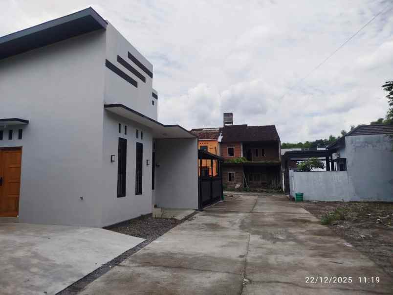 dijual rumah dekat jalan tajem