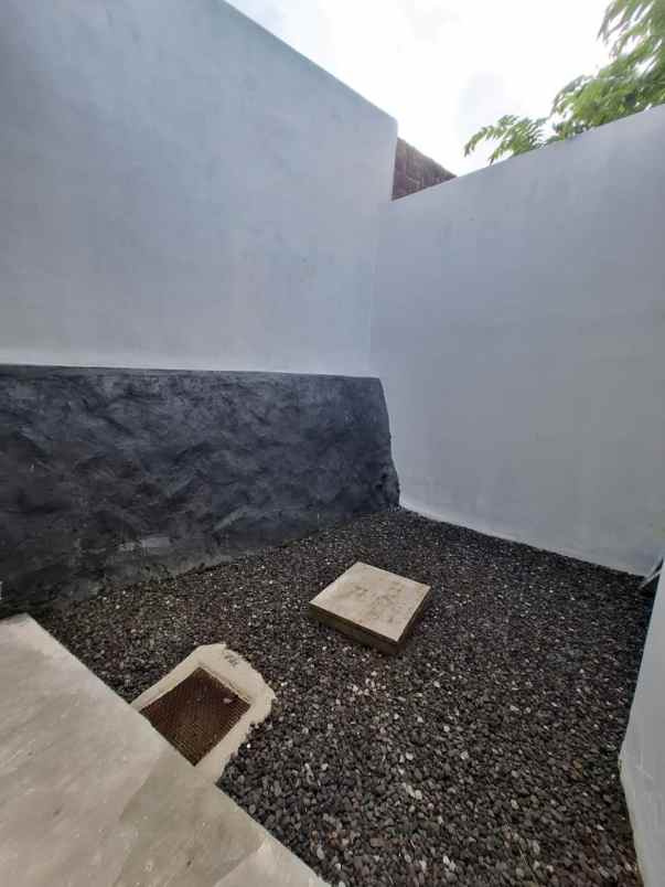 dijual rumah dekat jalan tajem