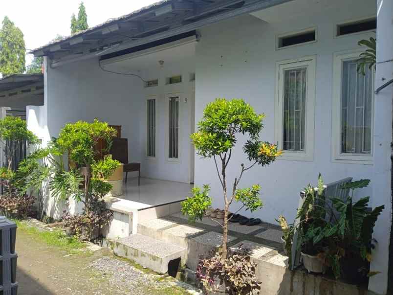 dijual rumah di perumahan kemantren sumber