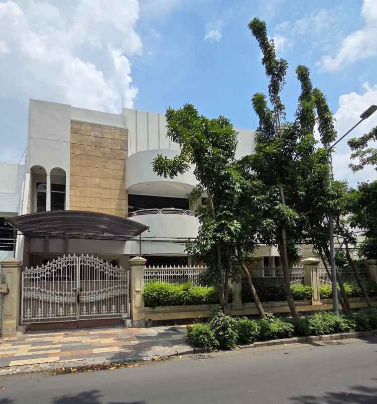 dijual rumah di raya dharmahusada indah