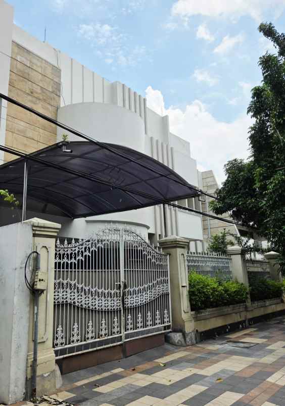 dijual rumah di raya dharmahusada indah