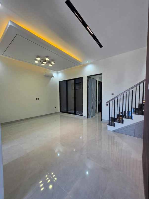 dijual rumah dian istana