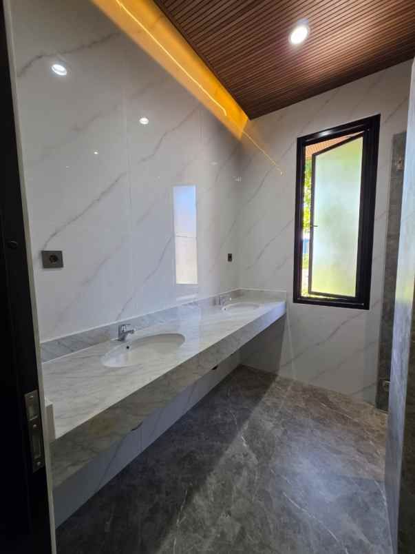 dijual rumah dian istana