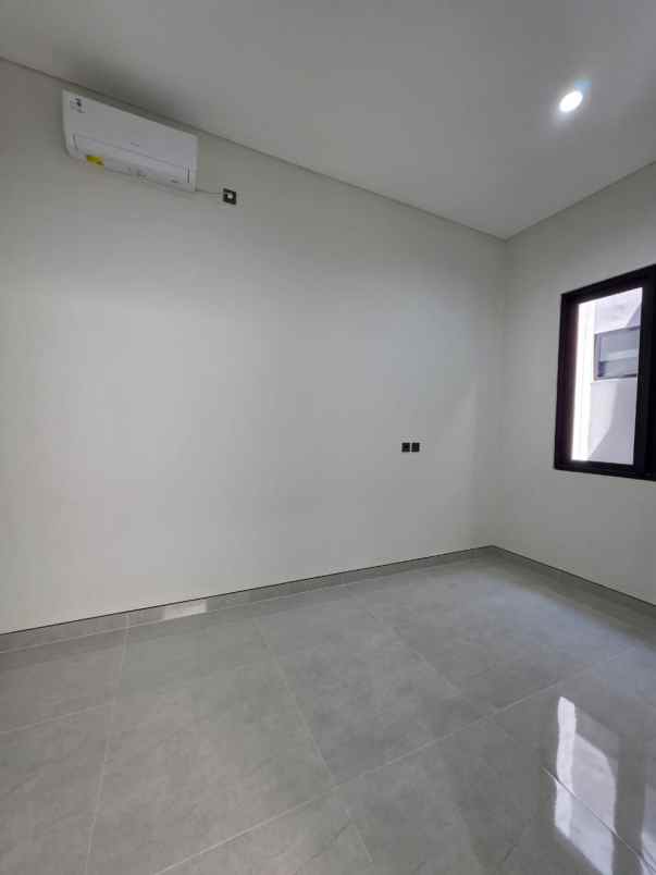 dijual rumah dian istana