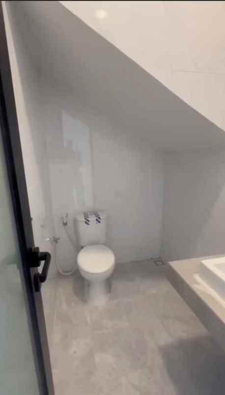 dijual rumah dian istana