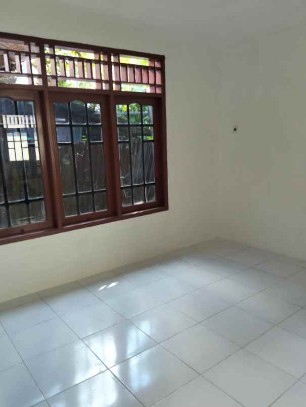 dijual rumah dijual rumah di jl aki
