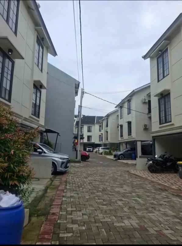 dijual rumah duta premier cibubur