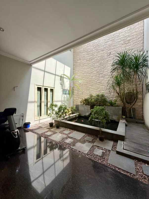 dijual rumah graha famili