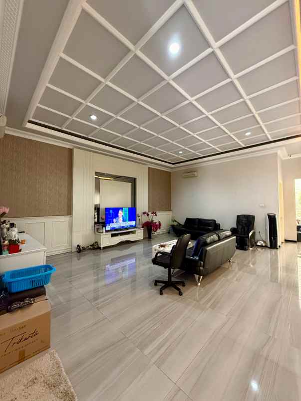 dijual rumah graha famili