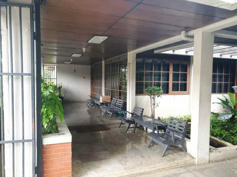 dijual rumah jl cisitu