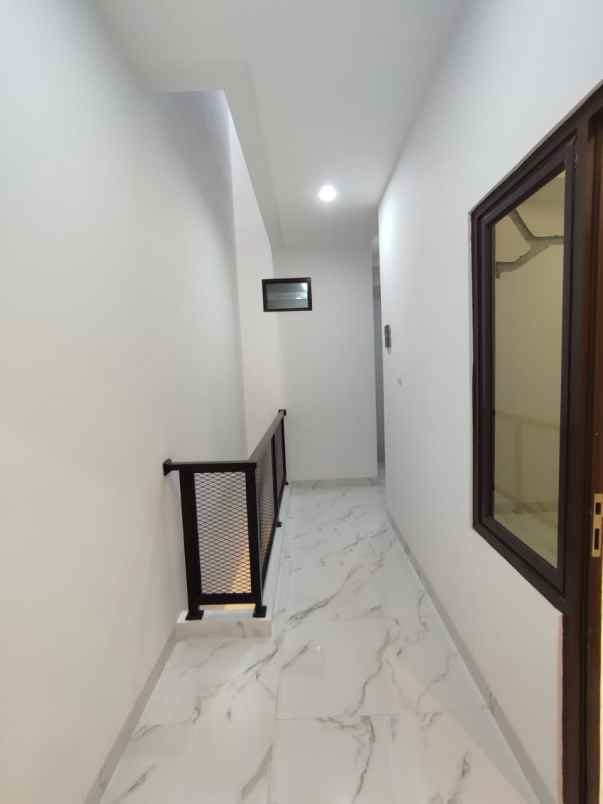 dijual rumah jl persahabatan raya