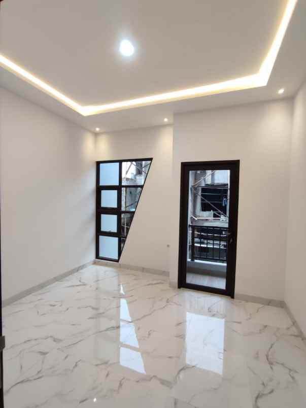 dijual rumah jl persahabatan raya