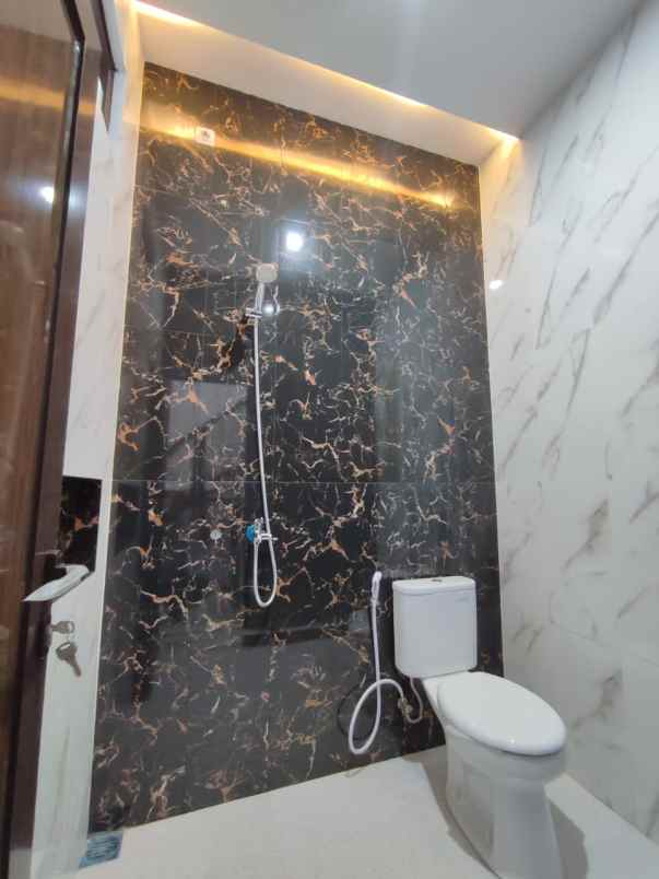 dijual rumah jl persahabatan raya