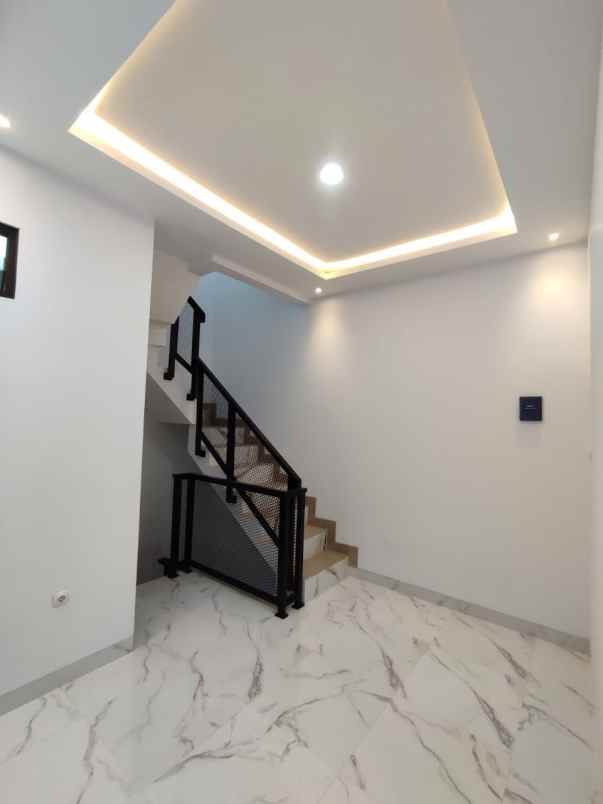 dijual rumah jl persahabatan raya