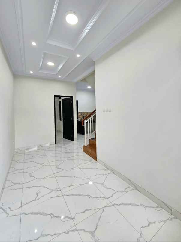 dijual rumah jl raya pramuka