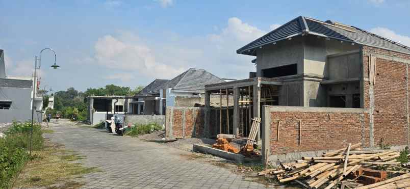 dijual rumah jl raya tajem