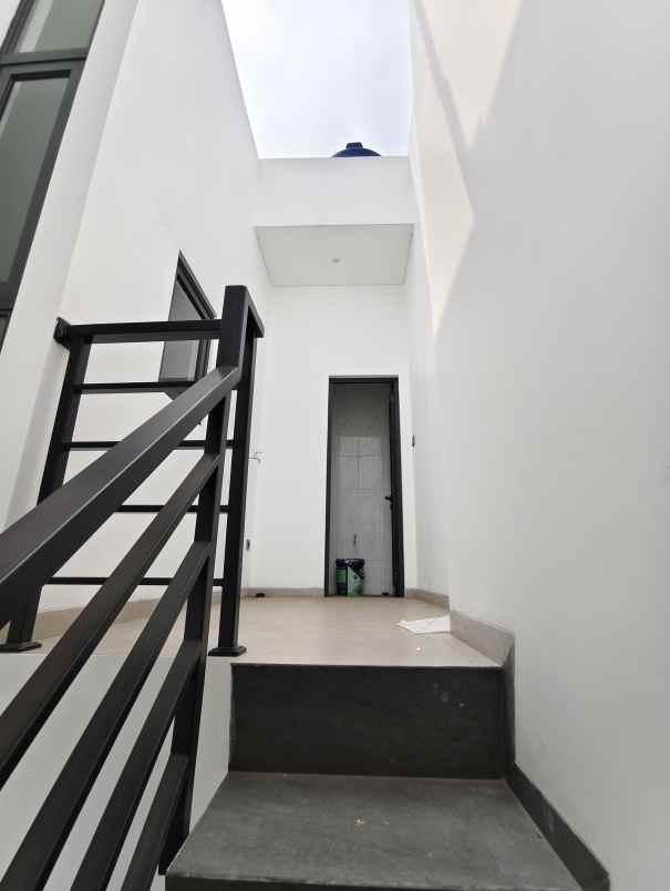 dijual rumah jl setraduta