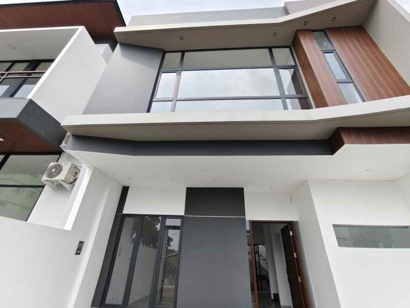 dijual rumah jl setraduta