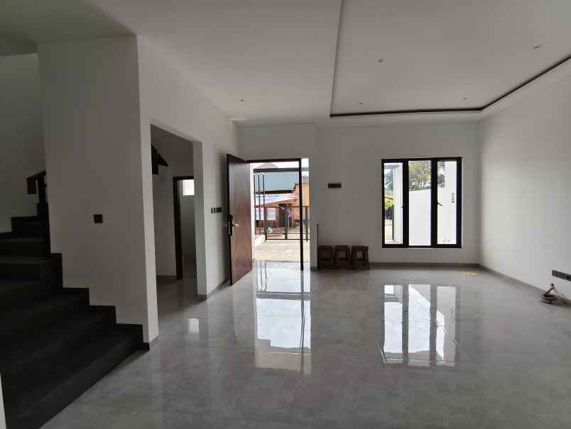 dijual rumah jl setraduta