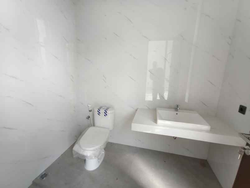 dijual rumah jl setraduta