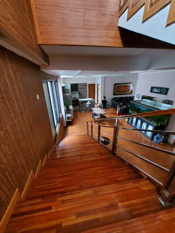 dijual rumah jl setraduta