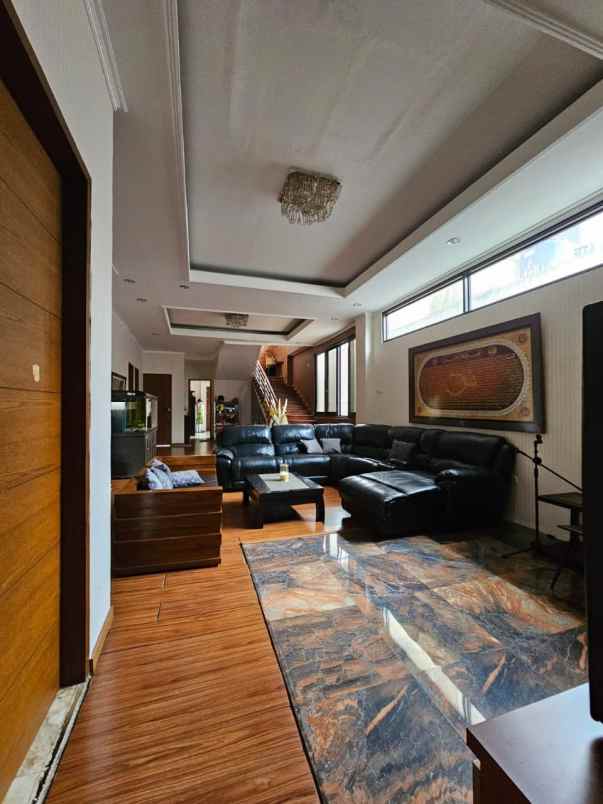 dijual rumah jl setraduta