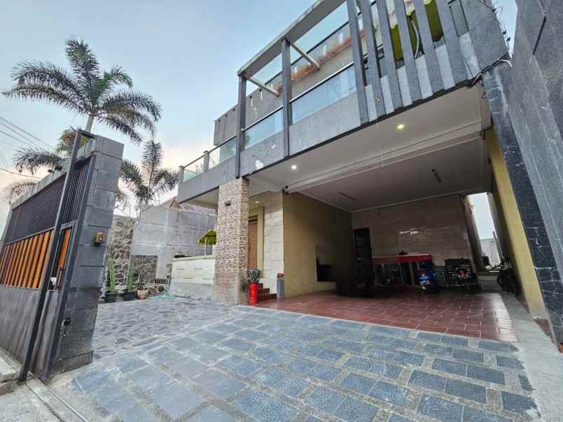 dijual rumah jl setraduta