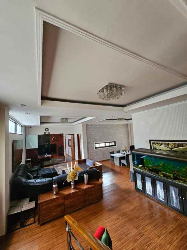 dijual rumah jl setraduta