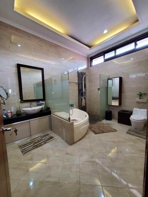 dijual rumah jl setraduta