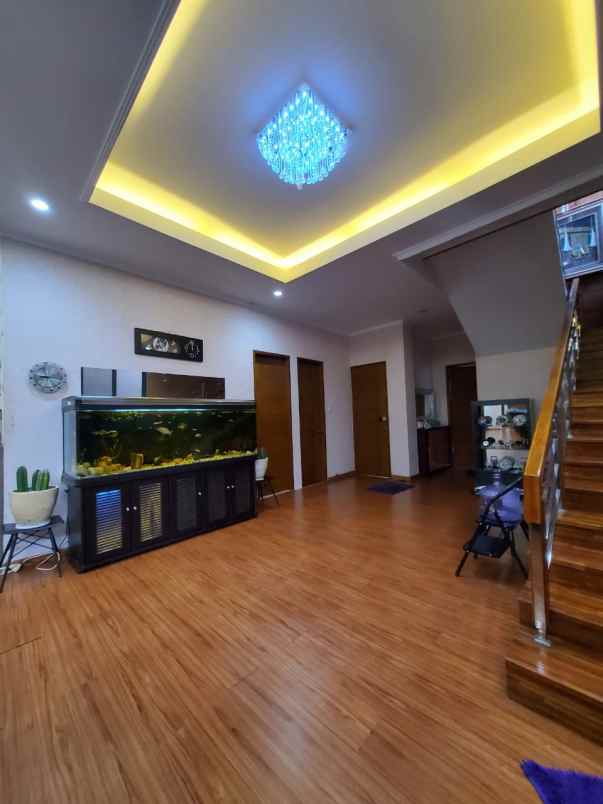 dijual rumah jl setraduta