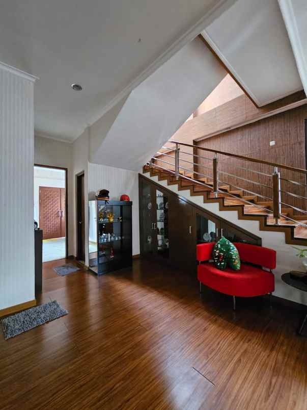 dijual rumah jl setraduta