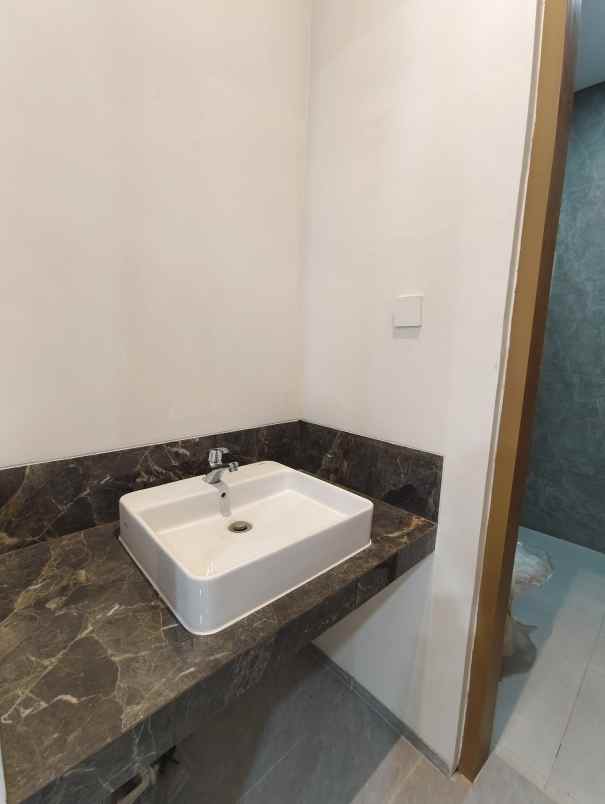 dijual rumah jl setraduta