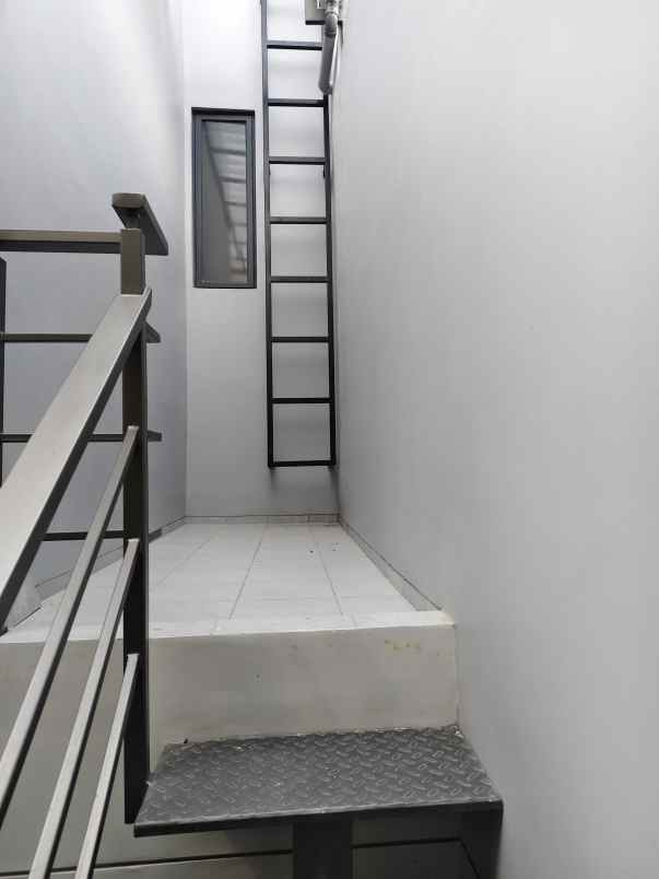 dijual rumah jl setraduta