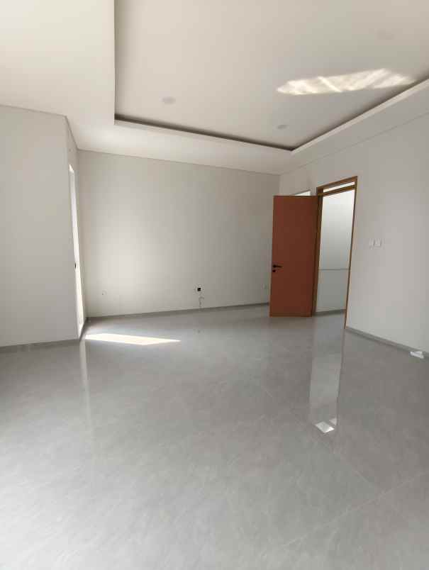 dijual rumah jl setraduta