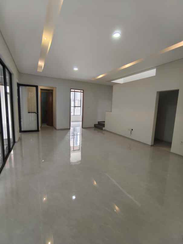 dijual rumah jl setraduta